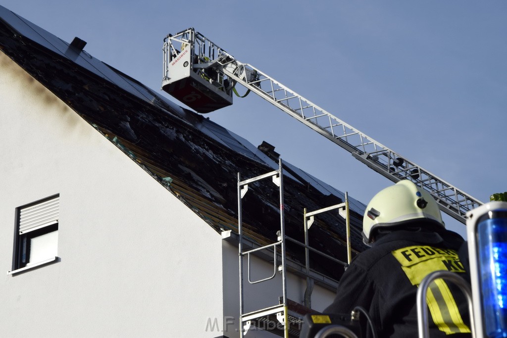 Feuer 2 Dachstuhl Koeln Dellbrueck Von der Leyen Str P161.JPG - Miklos Laubert